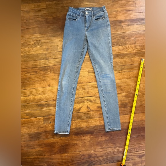Levi Jeans- Medium Wash - Picture 2 of 6